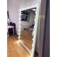Гримерное зеркало с подсветкой лампочками в белой раме 190х140 см