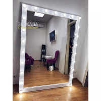 Гримерное зеркало с подсветкой лампочками в белой раме 190х140 см